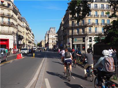 Auf den verbreiterten Fahrradwegen auf der Rue de Rivoli im Pariser Stadtzentrum sind Radfahrer unterwegs. Die Stadt richtete nach den coronabedingten Ausgangsbeschränkungen zusätzliche Wege für Fahrradfahrer ein.
