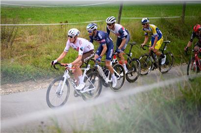 Auf der 3. Etappe der Tour de Luxembourg schaffte es Alex Kirsch (3. von links) in die Fluchtgruppe
