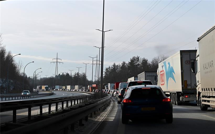 Auf der A1 geht es am Freitagmorgen nur sehr langsam voran

