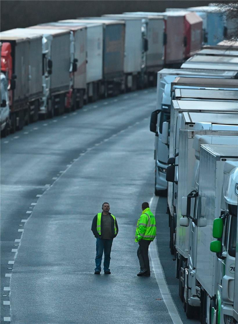 Auf der Autobahn M20 Richtung Hafen von Dover steht erst mal alles still
