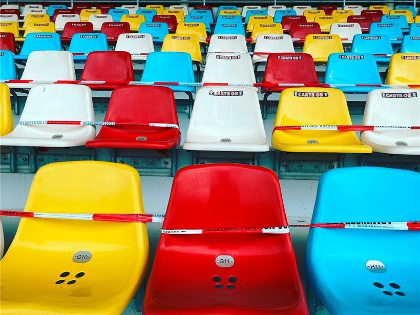 Auf der Differdinger Tribüne – der größten in der BGL Ligue – wurden die verfügbaren Plätze bereits eingezeichnet
