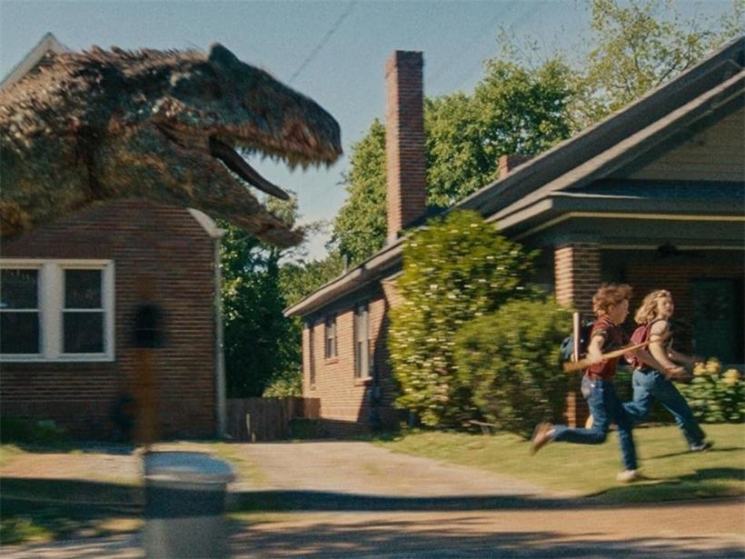 Auf der Flucht vor den Dinos: Maisy Stella (l.) und Christian Convery (r.) in „The End of Oak Street“