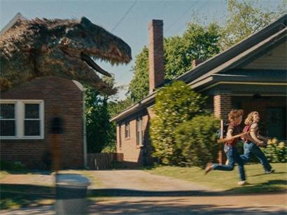 Auf der Flucht vor den Dinos: Maisy Stella (l.) und Christian Convery (r.) in „The End of Oak Street“
