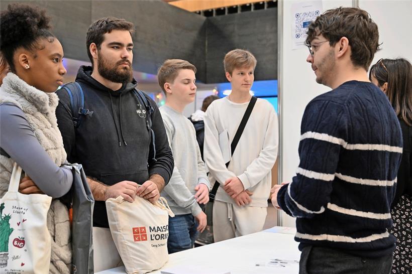 Auf der „Foire de l’étudiant“ beantworten junge Erwachsene die Fragen von anderen jungen Menschen 
