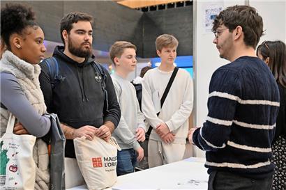 Auf der „Foire de l’étudiant“ beantworten junge Erwachsene die Fragen von anderen jungen Menschen 
