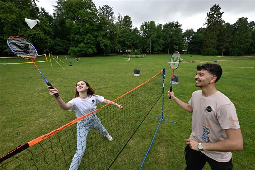 Auf der „Kinnekswiss“ kann man bis zum 1. September unter anderem Badminton spie...