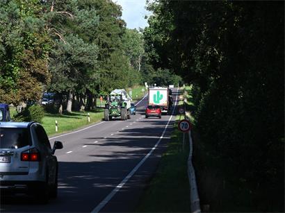 Schwerer Verkehrsunfall 2025 auf der N15 zwischen Feulen und Heiderscheid mit beschädigten Fahrzeugen und Einsatzkräften
