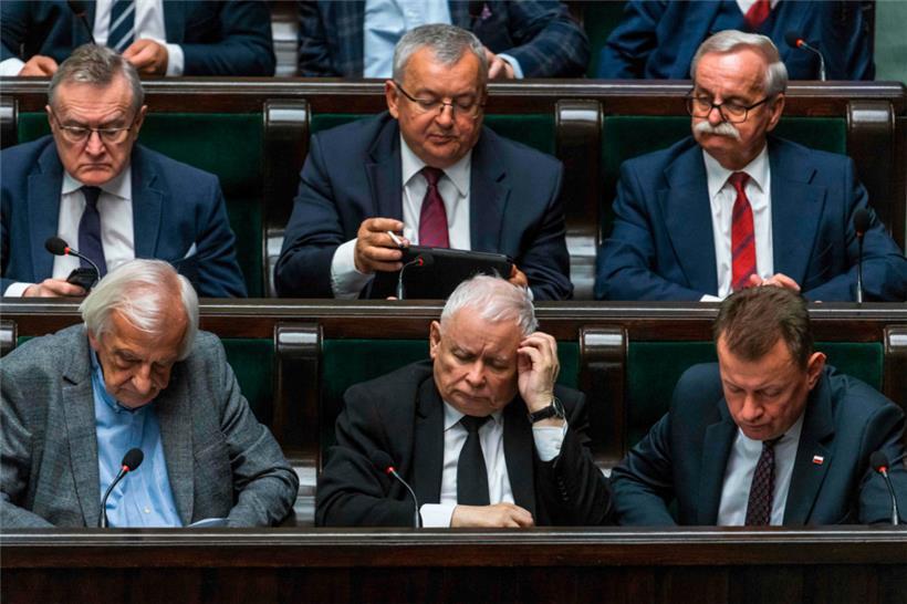 Auf der Oppositionsbank halten PiS-Chef Jaroslaw Kaczynski (Mitte erste Reihe) und die seinen noch viele Strippen im Staat fest in der Hand

