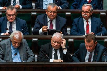 Auf der Oppositionsbank halten PiS-Chef Jaroslaw Kaczynski (Mitte erste Reihe) und die seinen noch viele Strippen im Staat fest in der Hand
