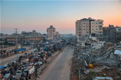 Auf der Salah-al-Din-Straße in Nuseirat in der Nähe des Netzarim-Korridors stehen Fahrzeuge Schlange, die darauf warten, in den nördlichen Teil des Gazastreifens zu gelangen. Vertriebene Palästinenser begannen am 27. Januar mit der Rückkehr in den nördlichen Gazastreifen.
