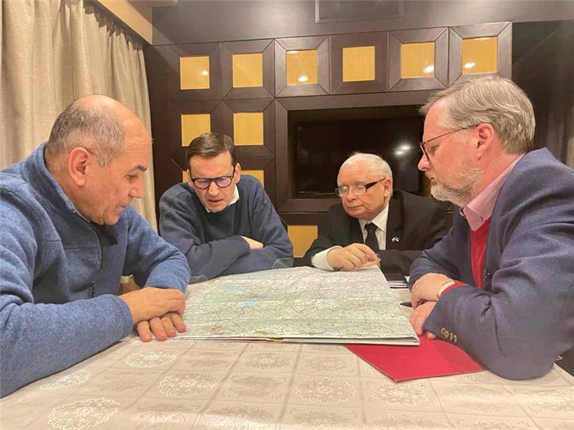 Auf der Suche nach Selenskyj und der Reinwaschung: Jaroslaw Kaczynski (2.v.r) war diese Woche zusammen mit den Regierungschefs aus Polen, Tschechien und Slowenien auf Besuch in Kiew

