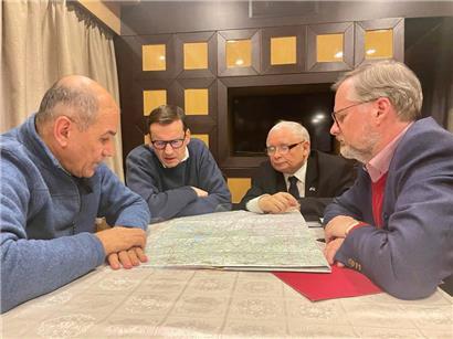 Auf der Suche nach Selenskyj und der Reinwaschung: Jaroslaw Kaczynski (2.v.r) war diese Woche zusammen mit den Regierungschefs aus Polen, Tschechien und Slowenien auf Besuch in Kiew
