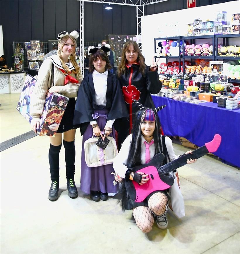 Auf der Suche nach dem letzten Cosplay-Schliff: Lydie, Maria, Céline und Sidney
