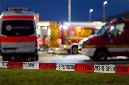 Auf der Suche nach einem mutmaßlich getöteten Jugendlichen durchkämmen Einsatzkräfte ein Waldgebiet im niedersächsischen Wunstorf
