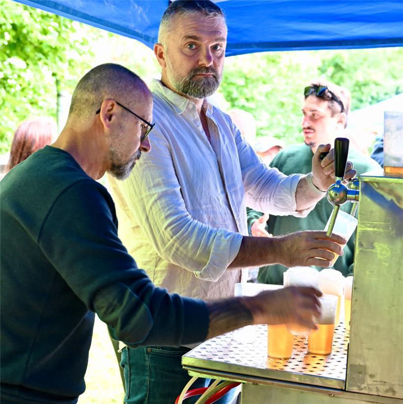 Auf der Vernissage am Freitag gab es Freibier …