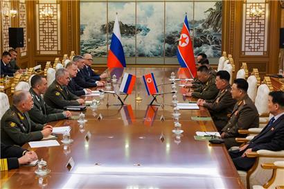 Auf der Weltbühne isoliert finden während der Feierlichkeiten auch bilaterale Gespräche zwischen Nordkorea und Russland statt
