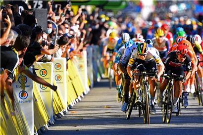 Auf der dritten Etappe der Tour konnte sich Caleb Ewan (rechts) gegen Sam Bennett (links durchsetzen)

