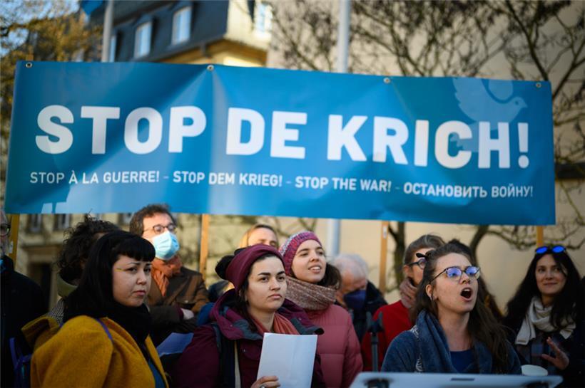 Auf der ganzen Welt blicken Menschen mit Sorge auf das Geschehen in der Ukraine und gehen dagegen auf die Straße – auch im Großherzogtum 
