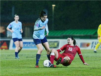Marta Estevez konzentriert im Gespräch, erfahrene Führungskraft im Team, zentrale Rolle im Erfolg des Projekts