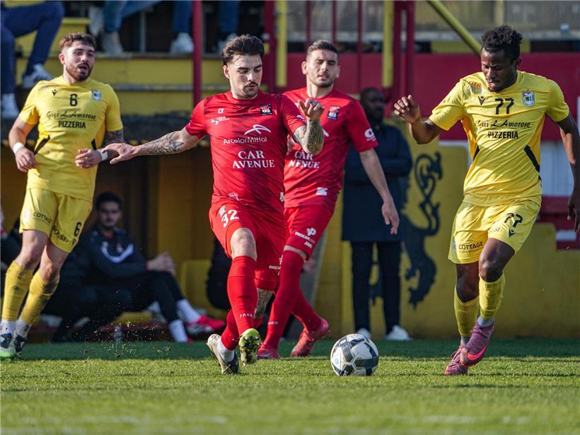 Fans von Differdingen in Rot und Düdelingen in Gelb erleben spannende und nervenaufreibende Wochen beim Fußballspiel