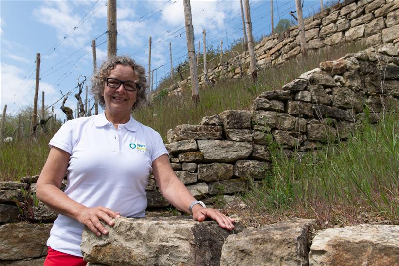 Auf diese Steine können sie bauen: Jutta Kanstein am „Leuchtpunkt“ ihrer Wanderung am Palmberg in Ahn – den Trockenmauern. Von den einst zehn Kilometern sind heute nur noch um die 550 Meter erhalten.
