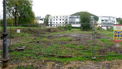 Auf diesem Areal sollen im kommenden Jahr ein Pumptrack (erhöhtes Gelände), Volleyballplatz und Pétanque-Pisten entstehen

