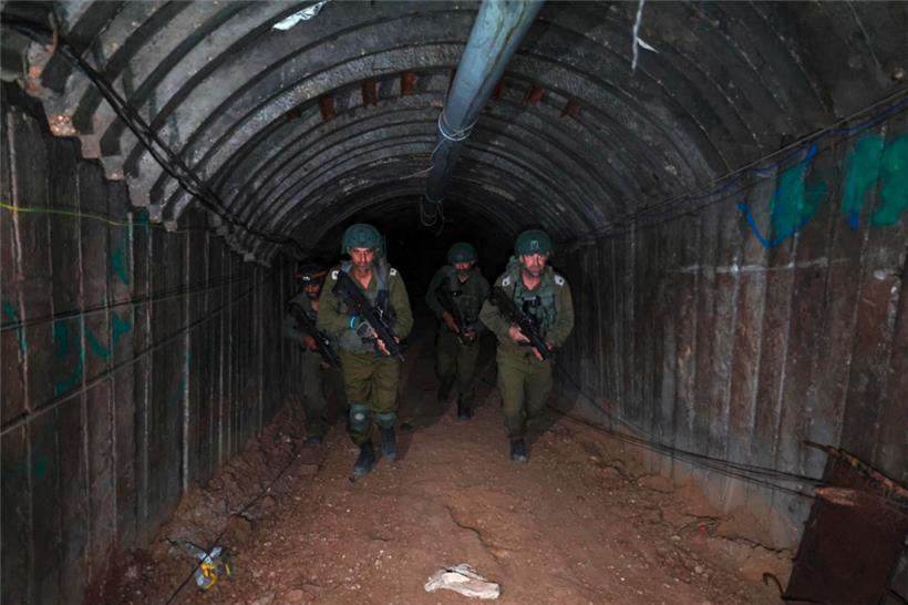 Auf diesem Bild, das während einer vom israelischen Militär organisierten Medientour am 15. Dezember 2023 aufgenommen wurde, besichtigen Soldaten einen Tunnel, den die Hamas Berichten zufolge genutzt hat, um Israel am 7. Oktober über den Grenzübergang Eres anzugreifen. Die israelische Armee erklärte am 17. Dezember 2023, sie habe den bisher größten Hamas-Tunnel im Gazastreifen entdeckt,…
