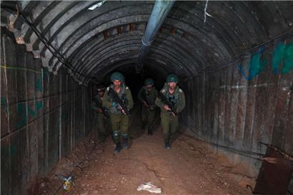 Auf diesem Bild, das während einer vom israelischen Militär organisierten Medientour am 15. Dezember 2023 aufgenommen wurde, besichtigen Soldaten einen Tunnel, den die Hamas Berichten zufolge genutzt hat, um Israel am 7. Oktober über den Grenzübergang Eres anzugreifen. Die israelische Armee erklärte am 17. Dezember 2023, sie habe den bisher größten Hamas-Tunnel im Gazastreifen entdeckt,…
