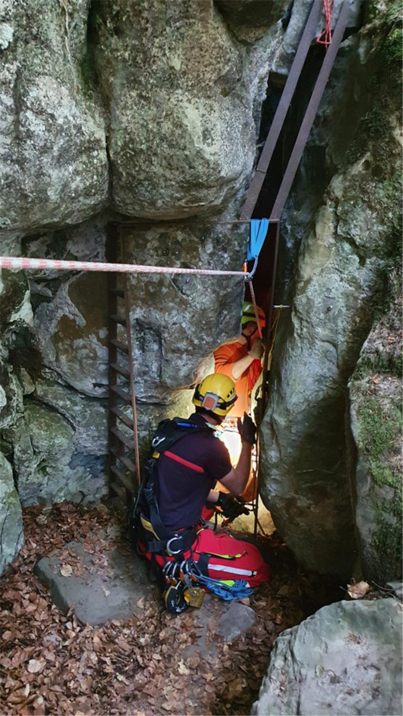 Auf diesem Bild erkennt man, wie beengt die Verhältnisse bei der Evakuierung des Verletzten waren.
