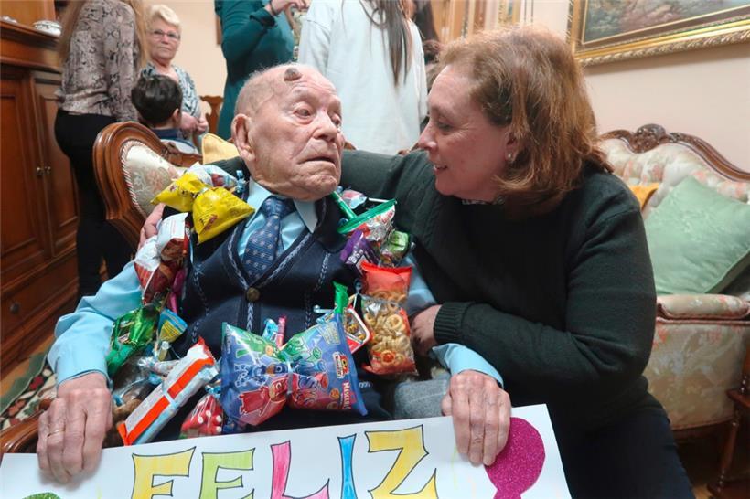 Auf diesem Bild feiert Saturnino de la Fuente seinen 110. Geburtstag – der zuletzt älteste Mann der Welt ist am 18. Januar in Spanien im Alter von 112 Jahren gestorben
