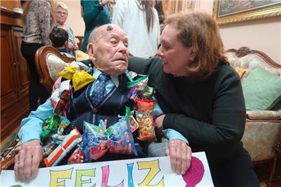 Auf diesem Bild feiert Saturnino de la Fuente seinen 110. Geburtstag – der zuletzt älteste Mann der Welt ist am 18. Januar in Spanien im Alter von 112 Jahren gestorben
