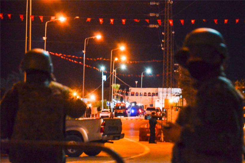 Auf diesem Bild vom 9. Mai 2023 sichert die Polizei einen Bereich in der Nähe der Ghriba-Synagoge nach einer Schießerei auf der tunesischen Insel Djerba
