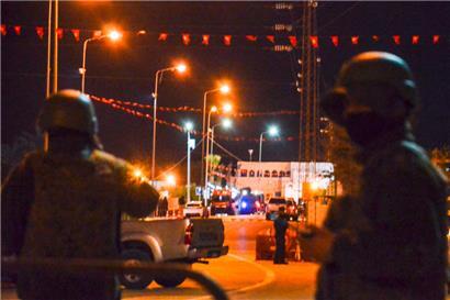 Auf diesem Bild vom 9. Mai 2023 sichert die Polizei einen Bereich in der Nähe der Ghriba-Synagoge nach einer Schießerei auf der tunesischen Insel Djerba
