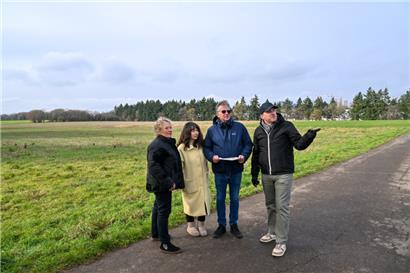 Auf diesem Feld gehen Julien Gannard (r.), Roger Schlechter (Mitte) und weitere Bürgerinnen aus Hamm gerne spazieren. In Zukunft soll dort allerdings ein großes Projekt entstehen.
