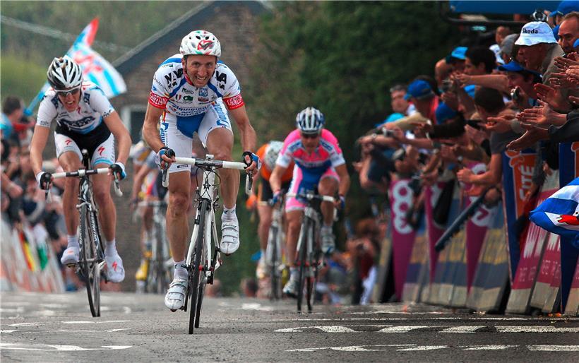 Auf diesem Foto setzte sich Davide Rebellin gegen Andy Schleck (l.) durch und gewann die Flèche Wallonne 2009. Wenige Tage später wurde ihm die Einnahme des Dopingmittels CERA nachgewiesen. Heute ist er noch immer Profi in Kroatien.
