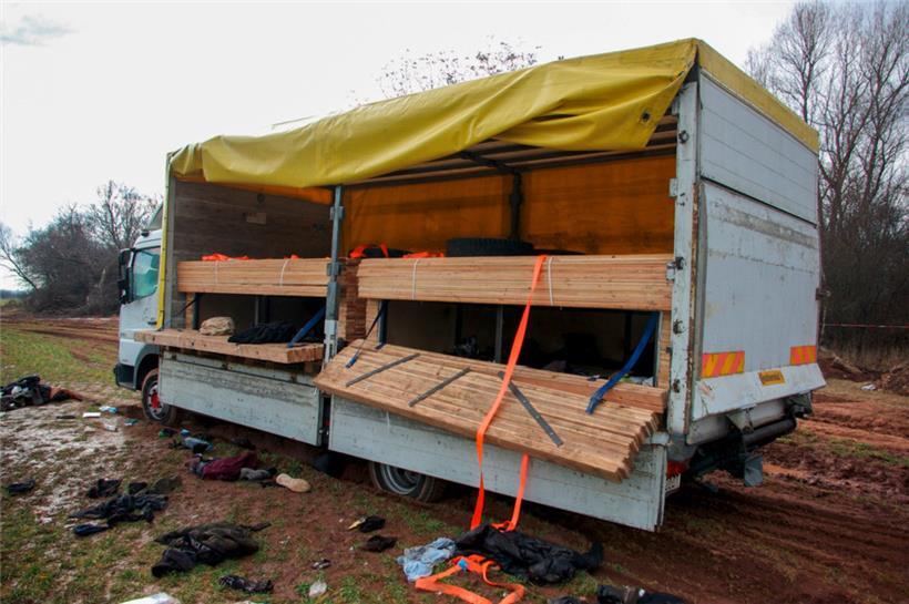 Auf diesem Laster hatten die Schlepper über 50 Menschen eingepfercht
