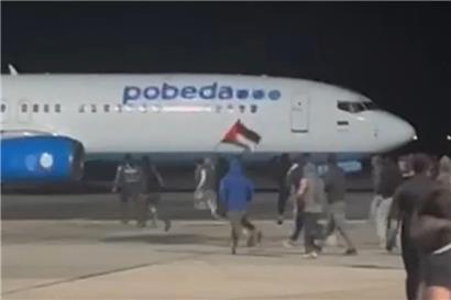 Auf diesem Screenshot eines Videos ist ein Teil des Mobs zu erkennen, wie er die Landebahn stürmt
