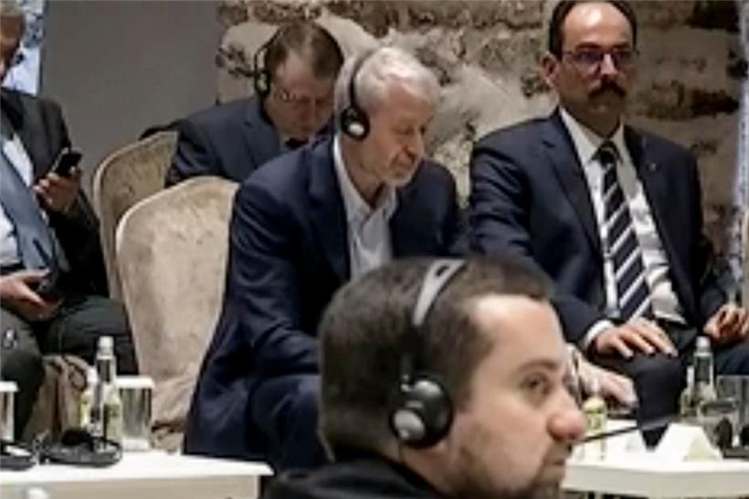 Auf diesem Videostandbild aus einem von der türkischen Präsidentschaft zur Verfügung gestellten Video ist Roman Abramowitsch (M.) zu sehen, während sich die russische und die ukrainische Delegation zu Gesprächen in Istanbul treffen
