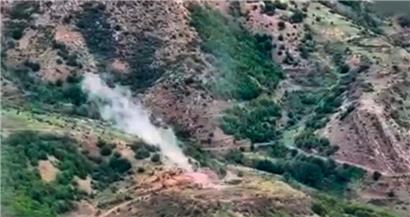 Auf diesem Videostandbild vom aserbaidschanischen Verteidigungsministerium steigt Rauch über einem Gebiet auf, in dem sich nach Angaben Stellungen der armenischen Streitkräfte in dem Gebiet Bergkarabach befinden
