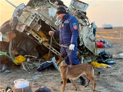 Auf diesem vom Pressedienst des kasachischen Katastrophenschutzministeriums zur Verfügung gestellten Foto arbeiten Rettungskräfte am Wrack der Embraer 190 der Azerbaijan Airlines in der Nähe des Flughafens von Aktau
