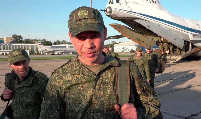 Auf diesem vom Pressedienst des russischen Verteidigungsministeriums am Samstag, dem 24. Mai 2025, veröffentlichten Foto verlassen russische Soldaten nach ihrer Rückkehr aus der Gefangenschaft im Rahmen eines Kriegsgefangenenaustauschs zwischen Russland und der Ukraine ein Flugzeug auf dem Tschkalowski-Flughafen außerhalb von Moskau

