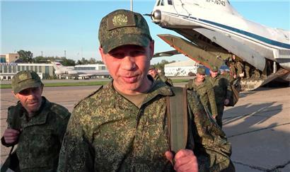 Auf diesem vom Pressedienst des russischen Verteidigungsministeriums am Samstag, dem 24. Mai 2025, veröffentlichten Foto verlassen russische Soldaten nach ihrer Rückkehr aus der Gefangenschaft im Rahmen eines Kriegsgefangenenaustauschs zwischen Russland und der Ukraine ein Flugzeug auf dem Tschkalowski-Flughafen außerhalb von Moskau
