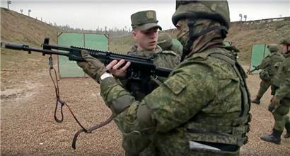 Auf diesem vom Pressedienst des russischen Verteidigungsministeriums veröffentlichten Handout-Videostandbild nehmen russische Rekruten an einem militärischen Training im Patriot-Park außerhalb Moskaus teil
