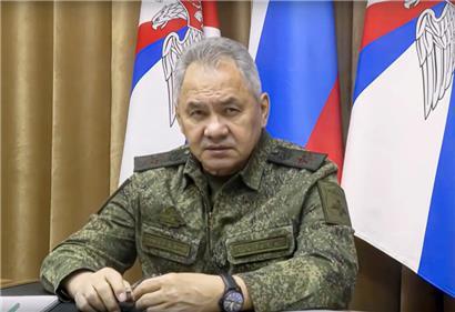 Auf diesem vom Pressedienst des russischen Verteidigungsministeriums via AP veröffentlichten Handout-Foto spricht Russlands Verteidigungsminister Sergej Schoigu während seines Treffens mit General Surowikin, dem obersten Militärkommandant der russischen Invasionstruppen in der Ukraine

