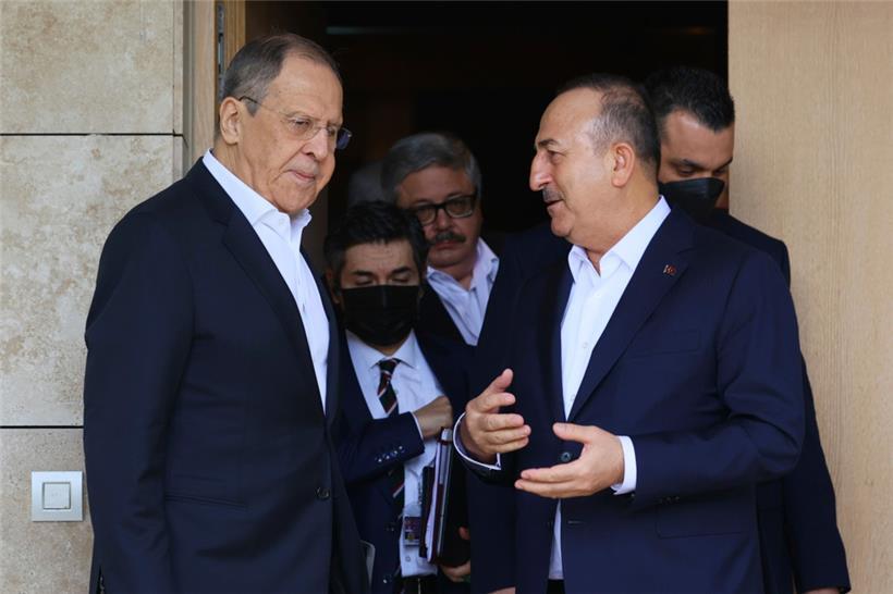 Auf diesem vom Pressedienst des russischen Außenministeriums via AP veröffentlichten Foto wird der russische Außenminister Sergej Lawrow (l.) von seinem türkischen Amtskollegen Mevlüt Cavusoglu begrüßt
