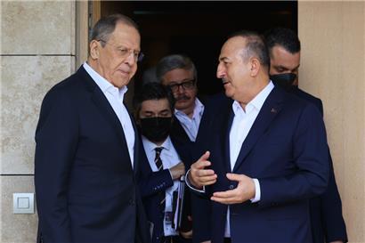 Auf diesem vom Pressedienst des russischen Außenministeriums via AP veröffentlichten Foto wird der russische Außenminister Sergej Lawrow (l.) von seinem türkischen Amtskollegen Mevlüt Cavusoglu begrüßt
