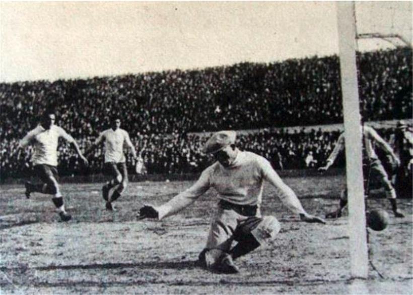 Auf diesem vom Stadion Centenario zur Verfügung gestellten Bild kann Juan Botasso (r.), Torwart der argentinischen Fußballmannschaft, den Ball nicht aufhalten und Uruguays Pablo Dorado erzielt sein erstes Tor für die uruguayische Nationalmannschaft während des Finales der Weltmeisterschaft im überfüllten Stadion Centenario
