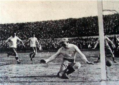 Auf diesem vom Stadion Centenario zur Verfügung gestellten Bild kann Juan Botasso (r.), Torwart der argentinischen Fußballmannschaft, den Ball nicht aufhalten und Uruguays Pablo Dorado erzielt sein erstes Tor für die uruguayische Nationalmannschaft während des Finales der Weltmeisterschaft im überfüllten Stadion Centenario
