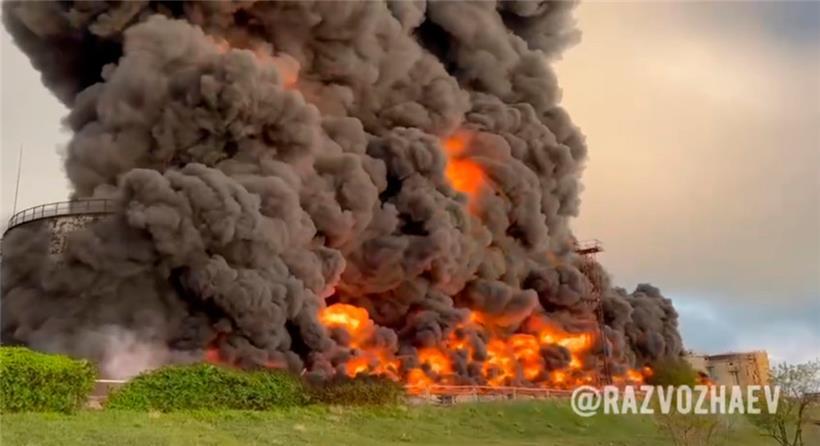 Auf diesem vom Telegram-Kanal des Gouverneurs von Sewastopol Michail Raswoschajew am Samstag, dem 29. April 2023, veröffentlichten Handout-Foto steigen Rauch und Flammen aus einem brennenden Treibstofftank in Sewastopol auf der Krim auf

