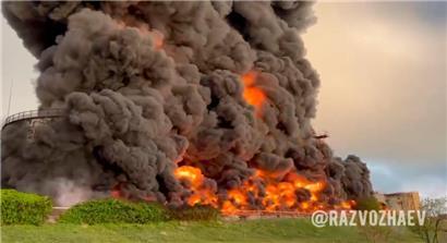 Auf diesem vom Telegram-Kanal des Gouverneurs von Sewastopol Michail Raswoschajew am Samstag, dem 29. April 2023, veröffentlichten Handout-Foto steigen Rauch und Flammen aus einem brennenden Treibstofftank in Sewastopol auf der Krim auf
